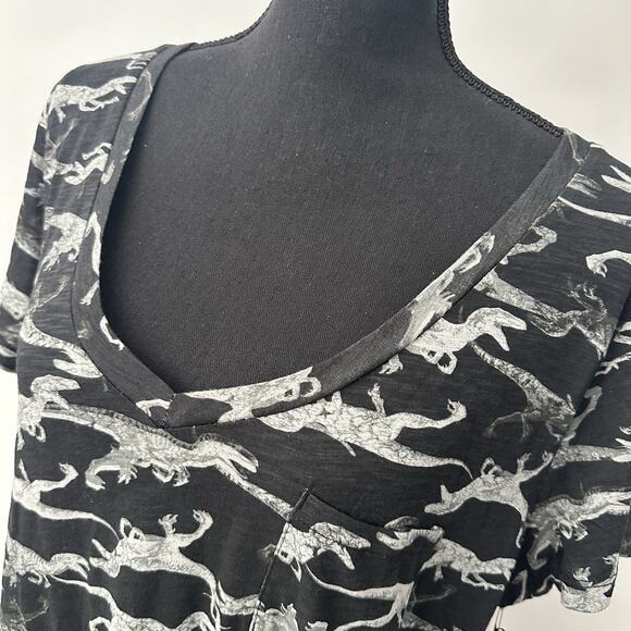 Torrid Size 1 Jurassic World Dinosaur Print V-Neck Pocket T-Shirt Top NEW NWT - Picture 3 of 9